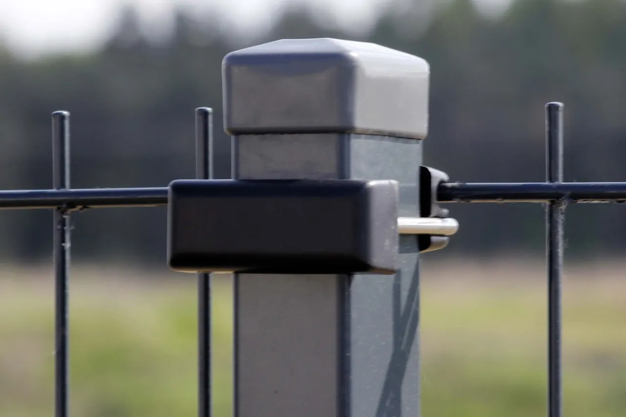 Zdjęcie Jak wybrać kotwy do siatki ogrodzeniowej, aby uniknąć problemów z trwałością