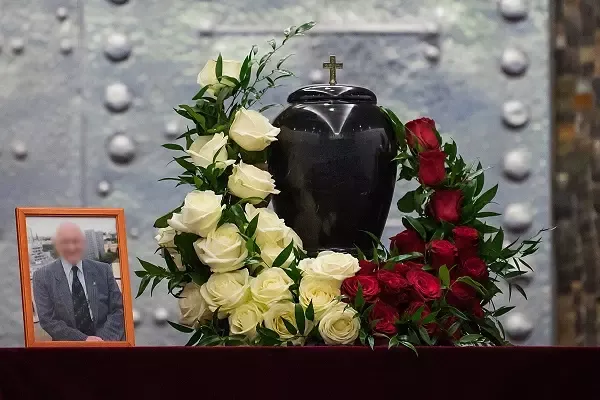 Zdjęcie Jakie kwiaty na pogrzeb kolegi? Wybierz z szacunku i pamięci