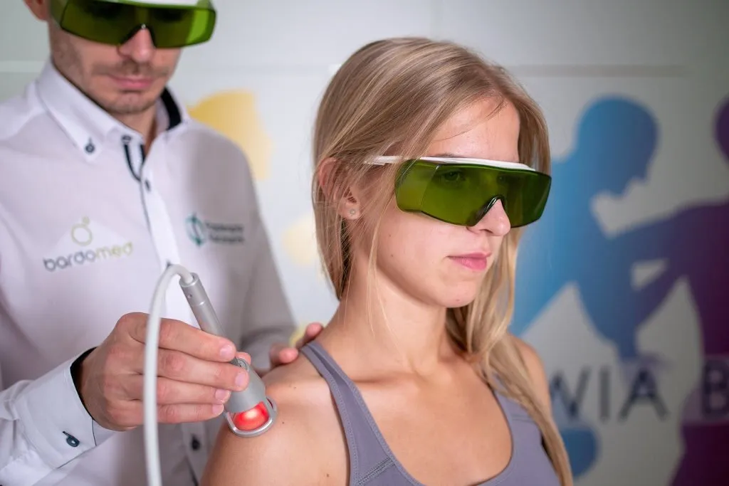 Zdjęcie Na co pomaga laser w rehabilitacji? Odkryj jego skuteczne działanie