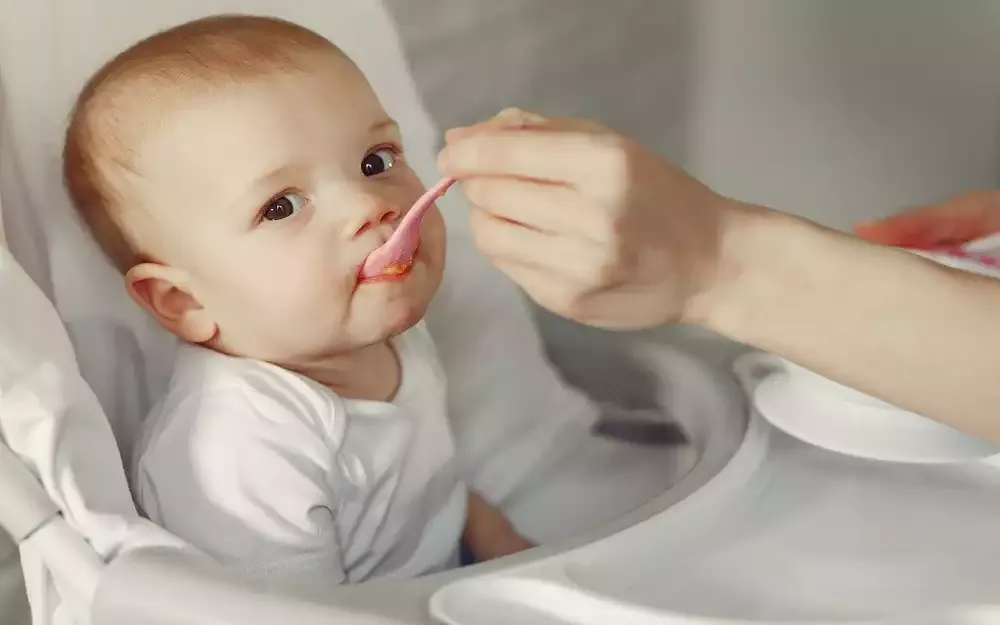 Zdjęcie Ile je 2 tygodniowe dziecko? Sprawdź, jak karmić malucha prawidłowo