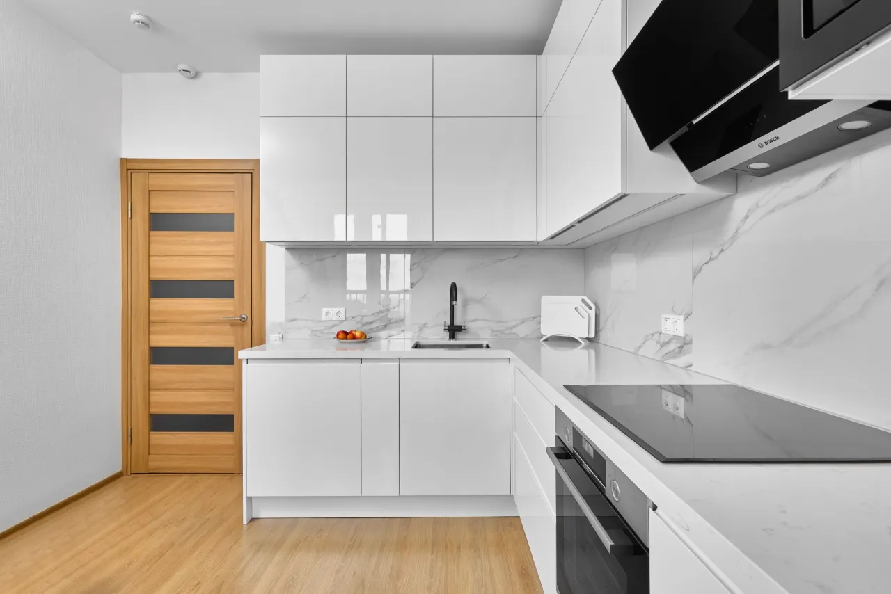 Zdjęcie Na jakiej wysokości szafki kuchenne, aby zapewnić wygodę i funkcjonalność?