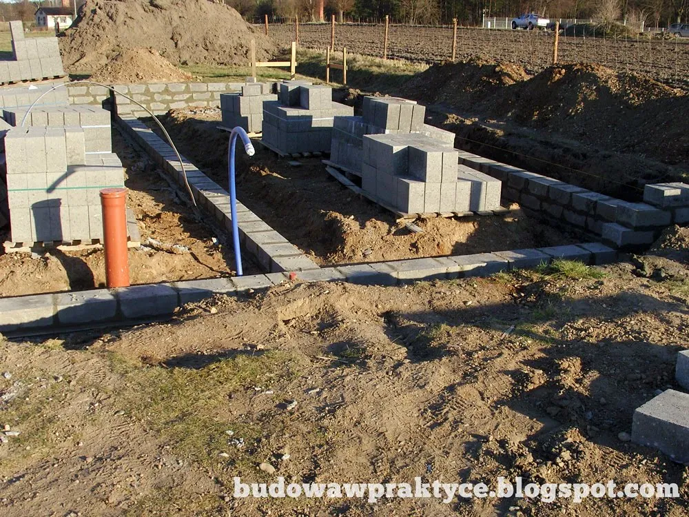 Zdjęcie Fundamenty z bloczków betonowych czy wylewane - co wybrać dla trwałości?