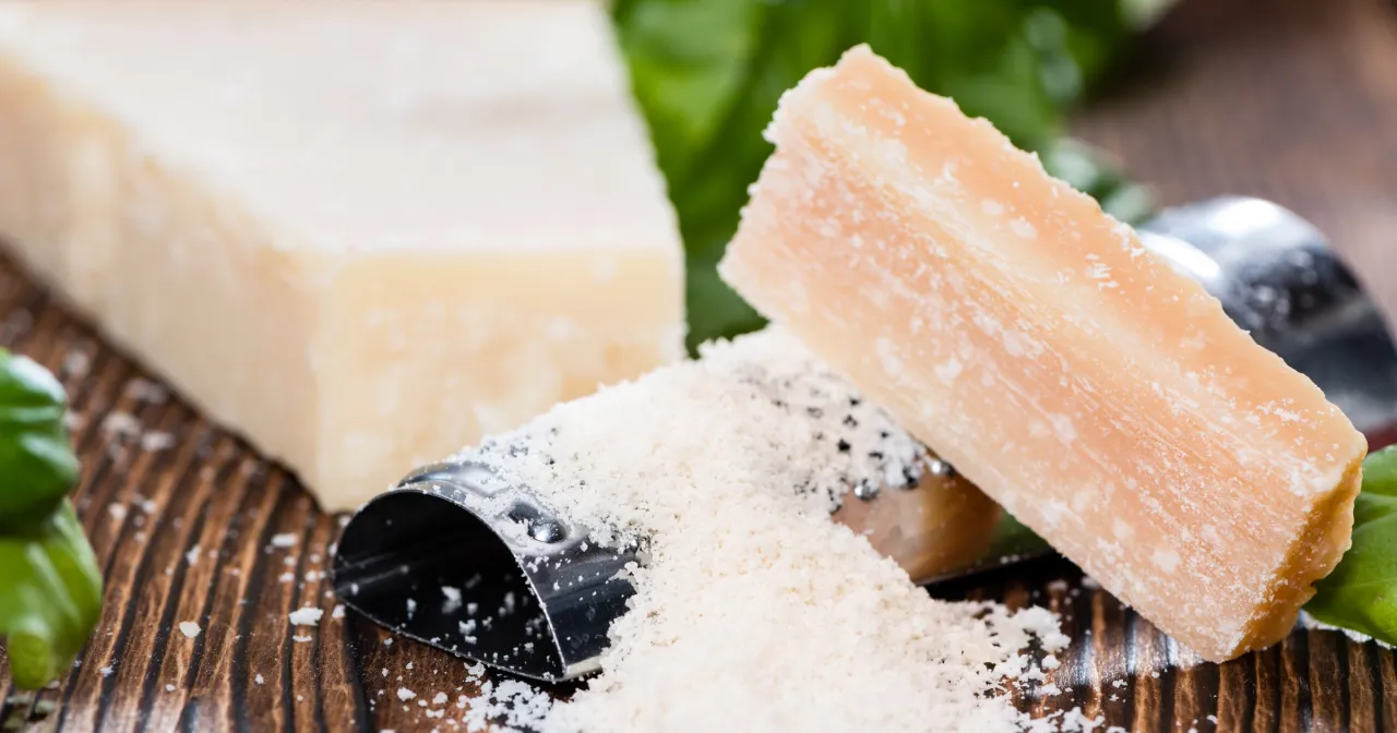 Zdjęcie Parmezan z czego jest - poznaj skład i tajemnice jego produkcji