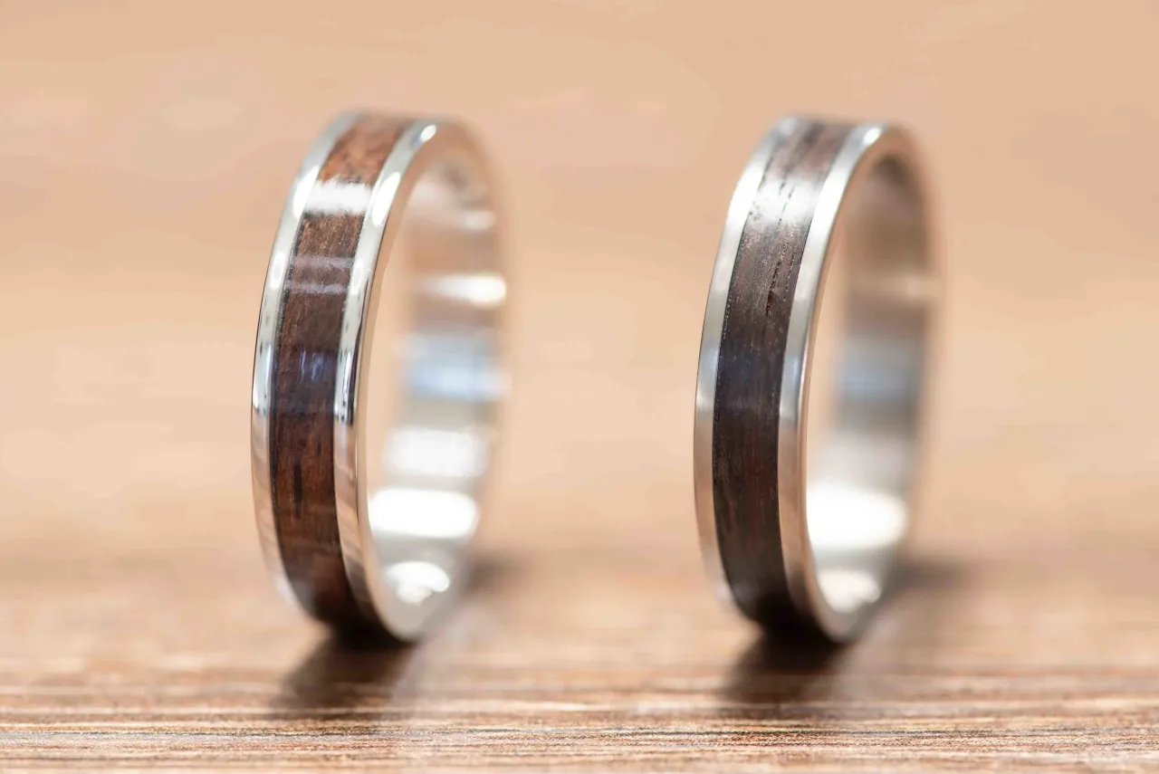 Zdjęcie Obrączki tytanowe czy złote - co wybrać, aby uniknąć rozczarowania?