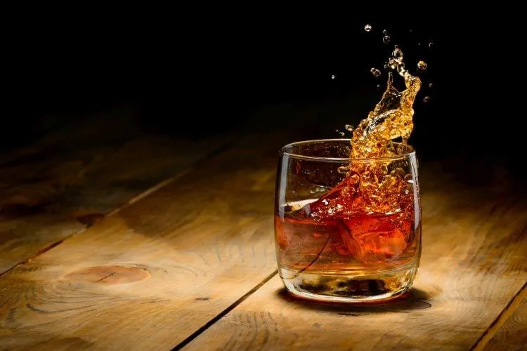 Zdjęcie Najlepsze drinki z orzechówki, które zaskoczą Twoich gości