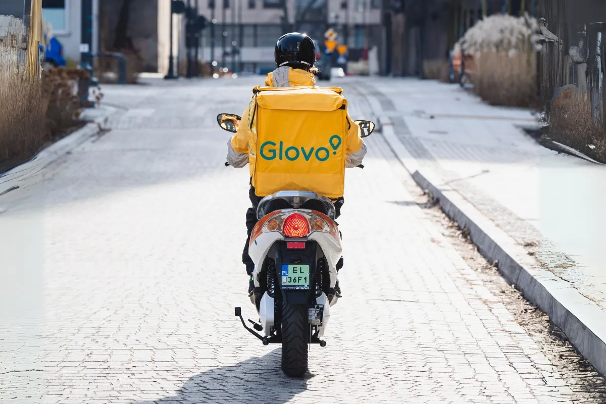 Zdjęcie Jak zatrudnić się w Glovo - krok po kroku do pracy jako kurier