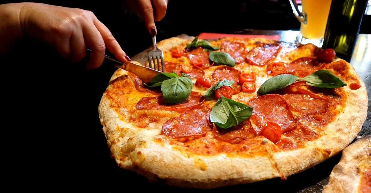 Zdjęcie Jak piec pizzę na kamieniu, by uniknąć nieudanych wypieków
