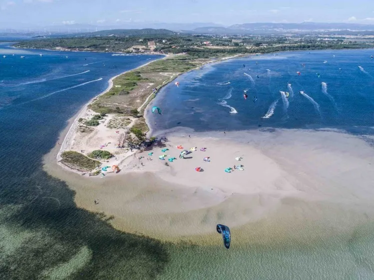 Zdjęcie Sardynia kitesurfing gdzie: Odkryj najlepsze miejsca do uprawiania