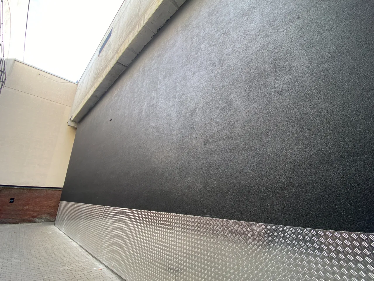 Zdjęcie Jak zabezpieczyć elewacje przed brudem i uniknąć kosztownych napraw