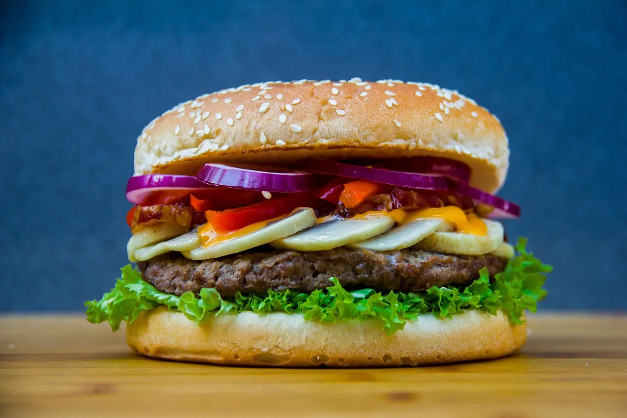 Zdjęcie Jak usmażyć burgera na patelni, by uniknąć wysuszenia mięsa