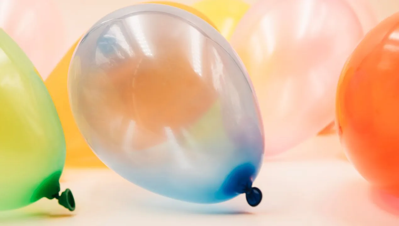 Zdjęcie Jak zawiesić balony bez helu - proste metody na udaną dekorację