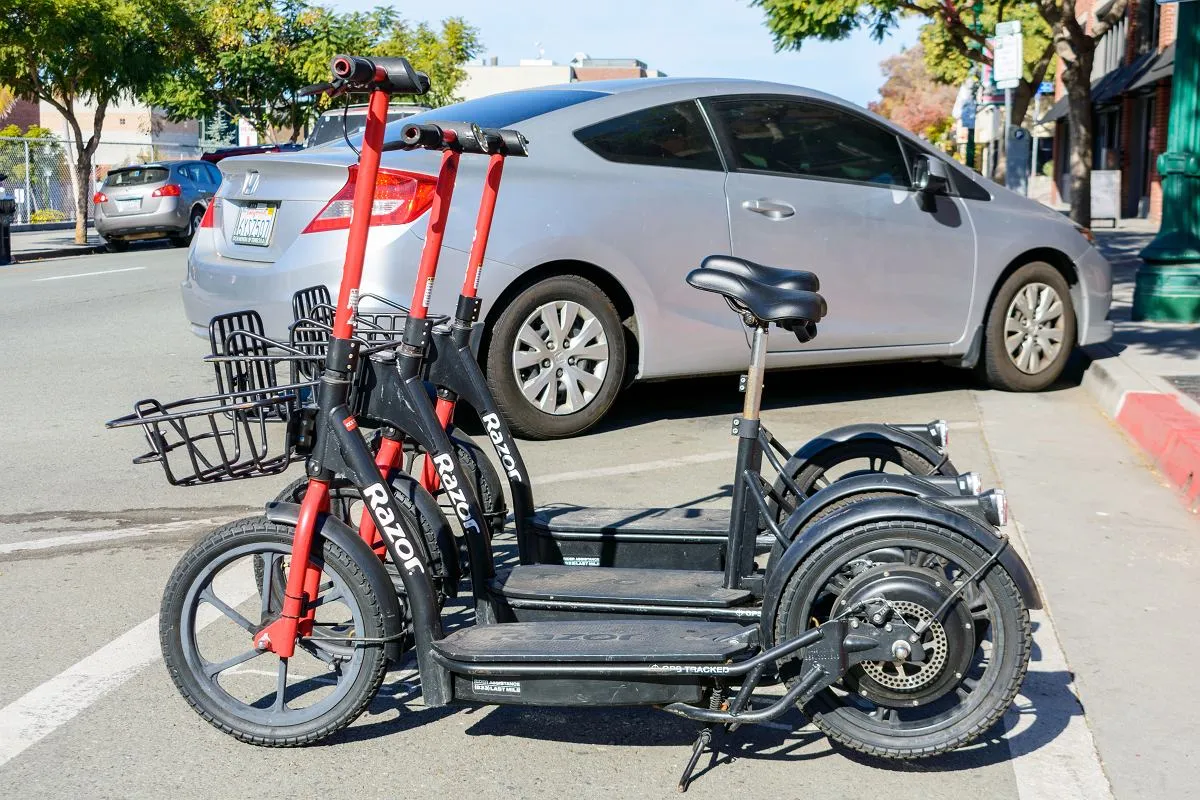 Zdjęcie Hulajnoga elektryczna z siodełkiem – Jakie modele warto rozważyć?