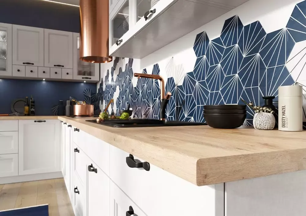 Zdjęcie Jak wypełnić przestrzeń między szafkami w białej kuchni, aby zyskać styl?