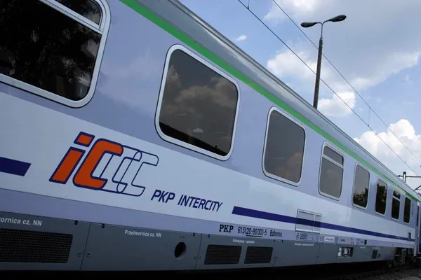 Zdjęcie Jak wygląda pociąg TLK? Odkryj jego unikalny design i kolorystykę
