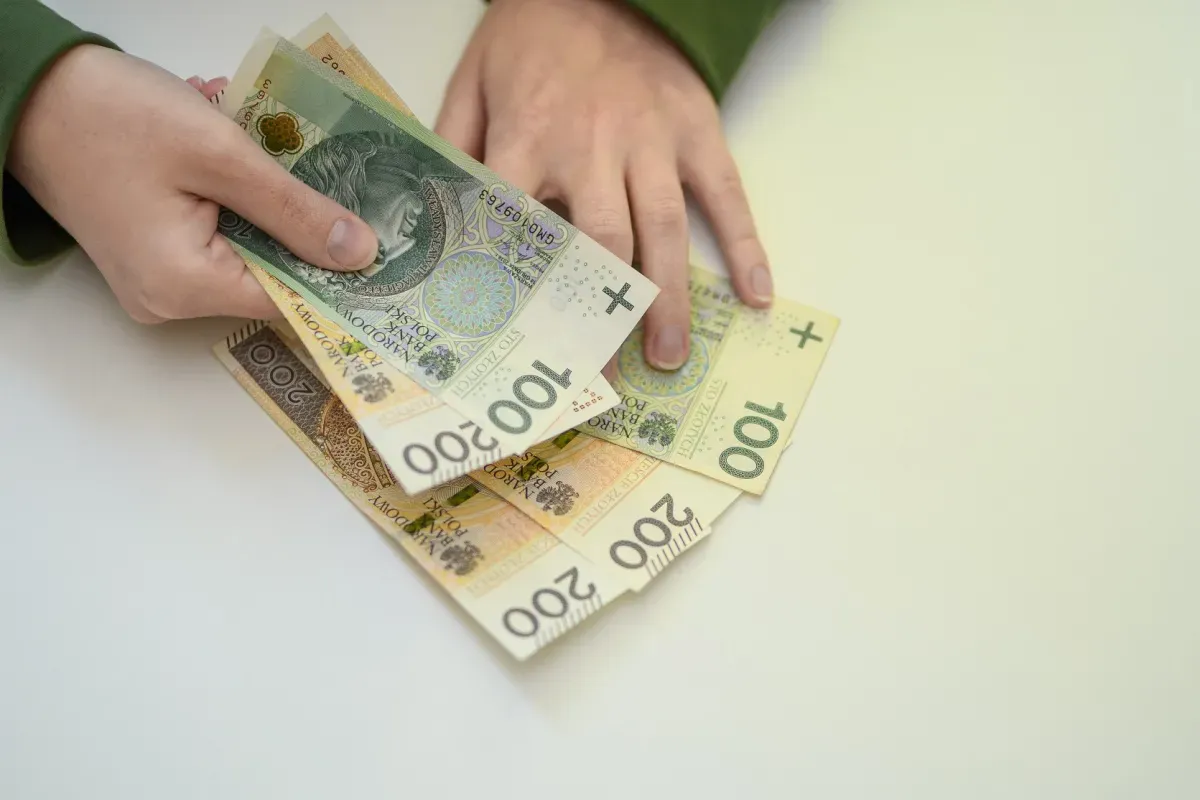Zdjęcie Czy Tusk zabierze 800 plus? Zmiany, które mogą Cię zaskoczyć