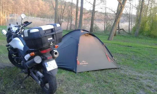 Zdjęcie Jak spakować namiot na motocykl, aby uniknąć problemów w trasie