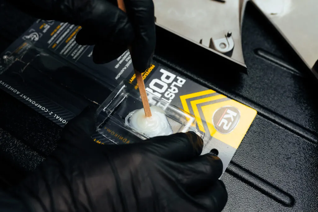Zdjęcie Czym skleić plastik z drewnem? Odkryj najlepsze kleje i porady