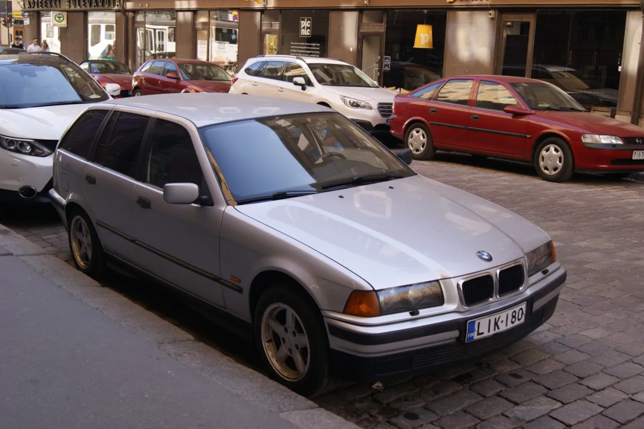 Zdjęcie BMW E36 kombi - Kluczowe informacje, które musisz znać o tym modelu