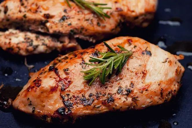 Zdjęcie Jak długo piec filet z kurczaka, aby uniknąć suchego mięsa?