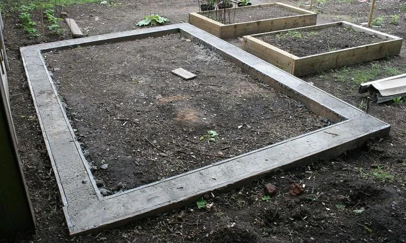 Zdjęcie Fundament pod szklarnię: Jak wybrać i zbudować trwałą podstawę?