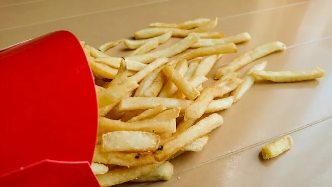 Zdjęcie Ile kalorii mają duże frytki z McDonald&#039;s? Zaskakujące fakty o kaloriach