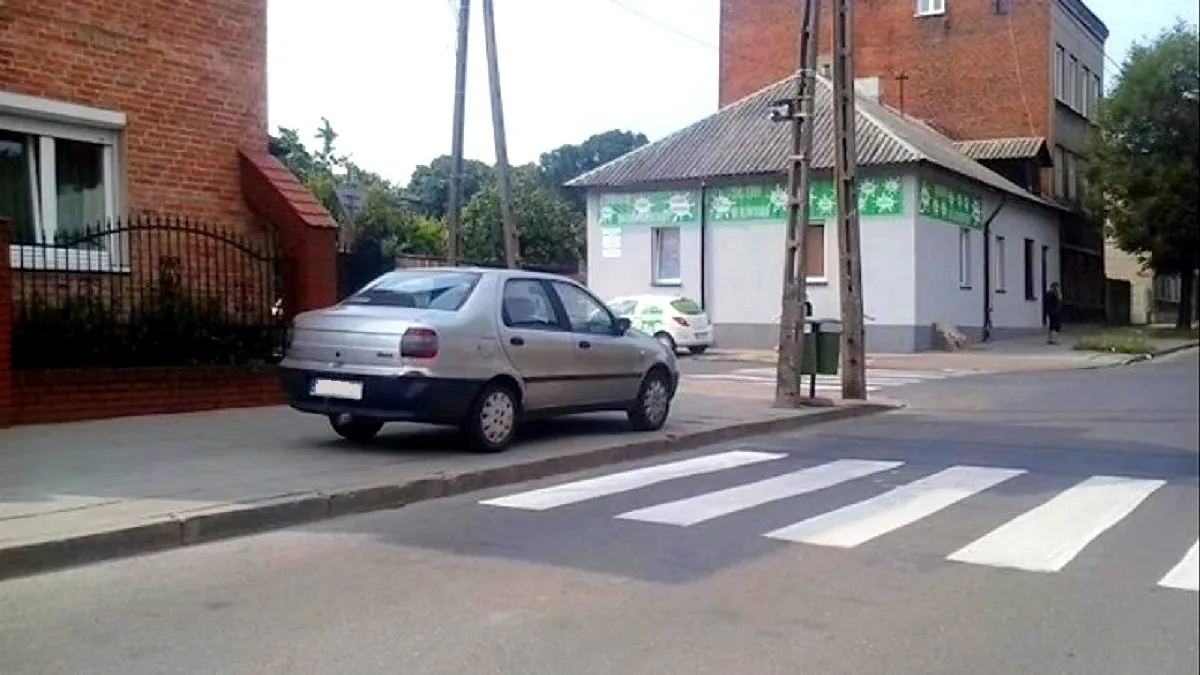 Zdjęcie Ile miejsca trzeba zostawić parkując na chodniku, aby uniknąć mandatu
