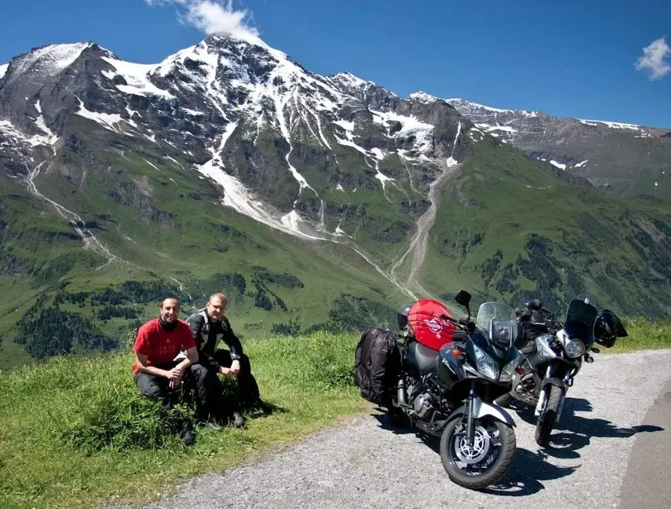 Zdjęcie Najlepsze trasy motocyklowe w Alpach - uniknij najgorszych błędów