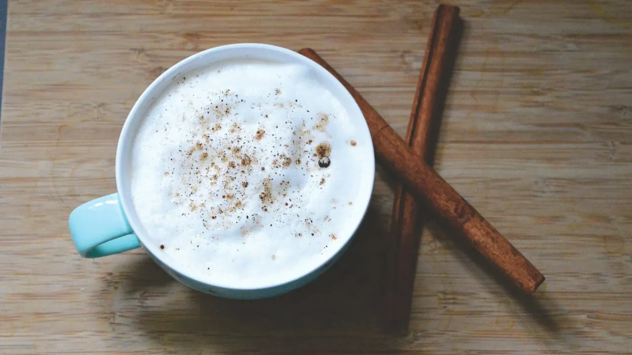 Zdjęcie Jak spienić mleko do kawy bez spieniacza – proste i skuteczne metody