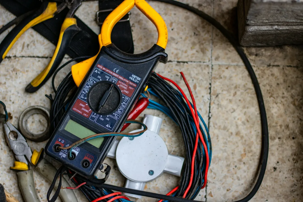 Zdjęcie Jak zmierzyć prąd w gniazdku i uniknąć niebezpieczeństw elektrycznych