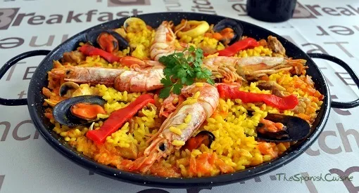 Zdjęcie Ingredientes esenciales para preparar una deliciosa paella de mariscos