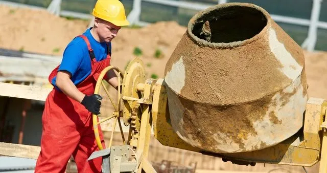 Zdjęcie Czym mieszać zaprawę budowlaną, aby uniknąć błędów i uzyskać perfekcję?