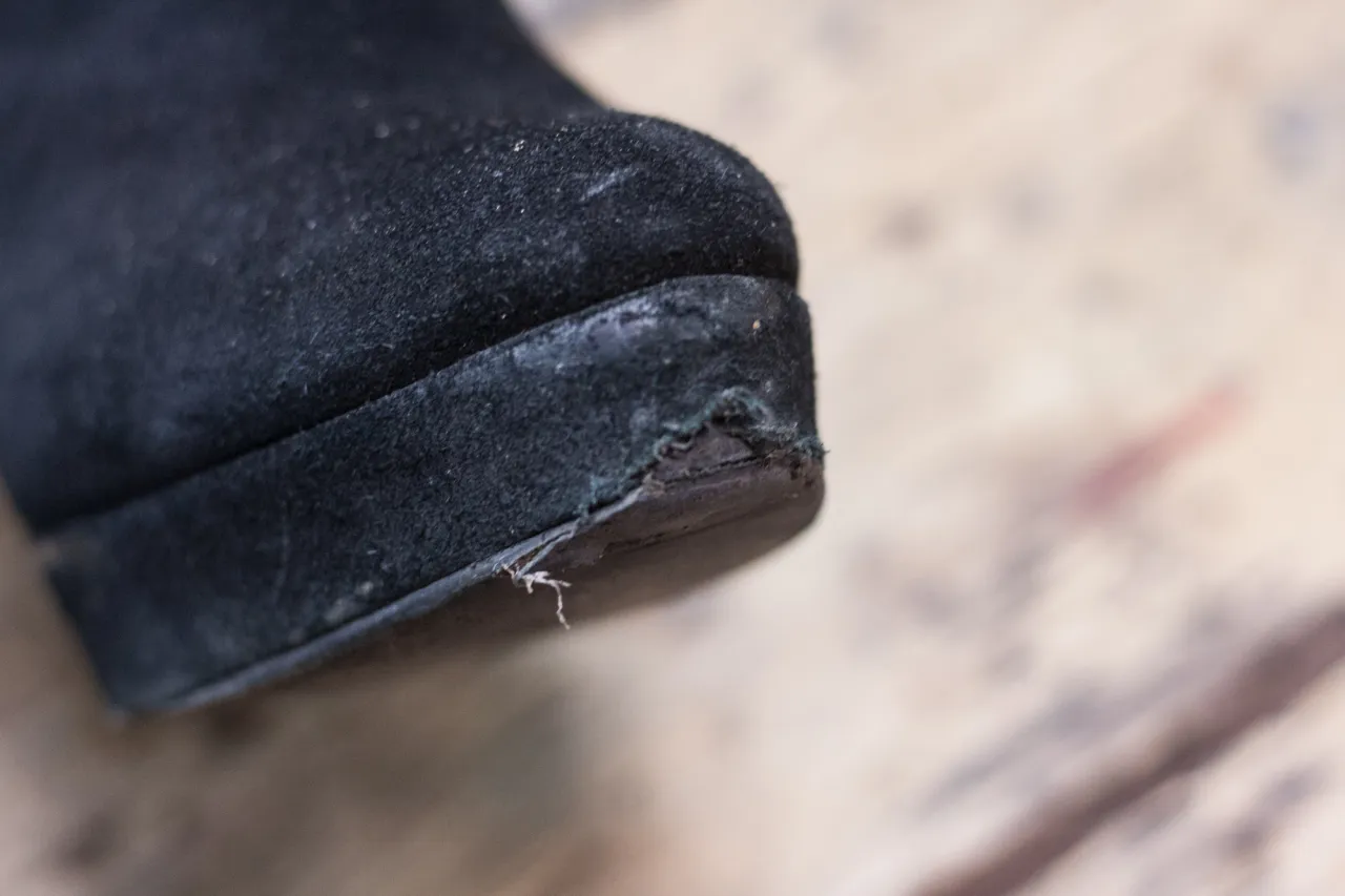 Zdjęcie Czy szewc naprawia zdarty obcas? Poznaj koszty i możliwości naprawy