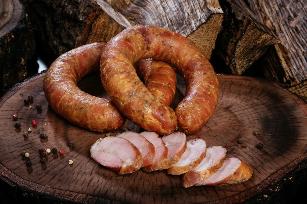 Zdjęcie Ile przypraw do kiełbasy? Odkryj idealne proporcje smaków