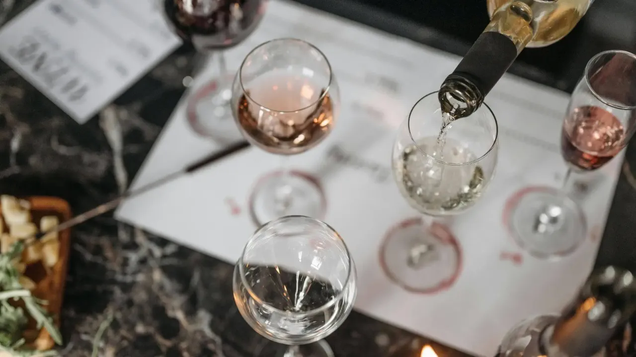 Zdjęcie Jak degustować wino: Kluczowe kroki, które musisz znać