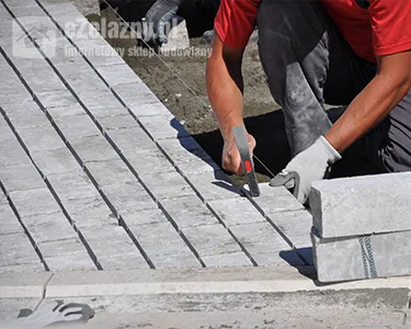 Zdjęcie Jak skutecznie zabezpieczyć kostkę brukową przed zniszczeniem i zabrudzeniami