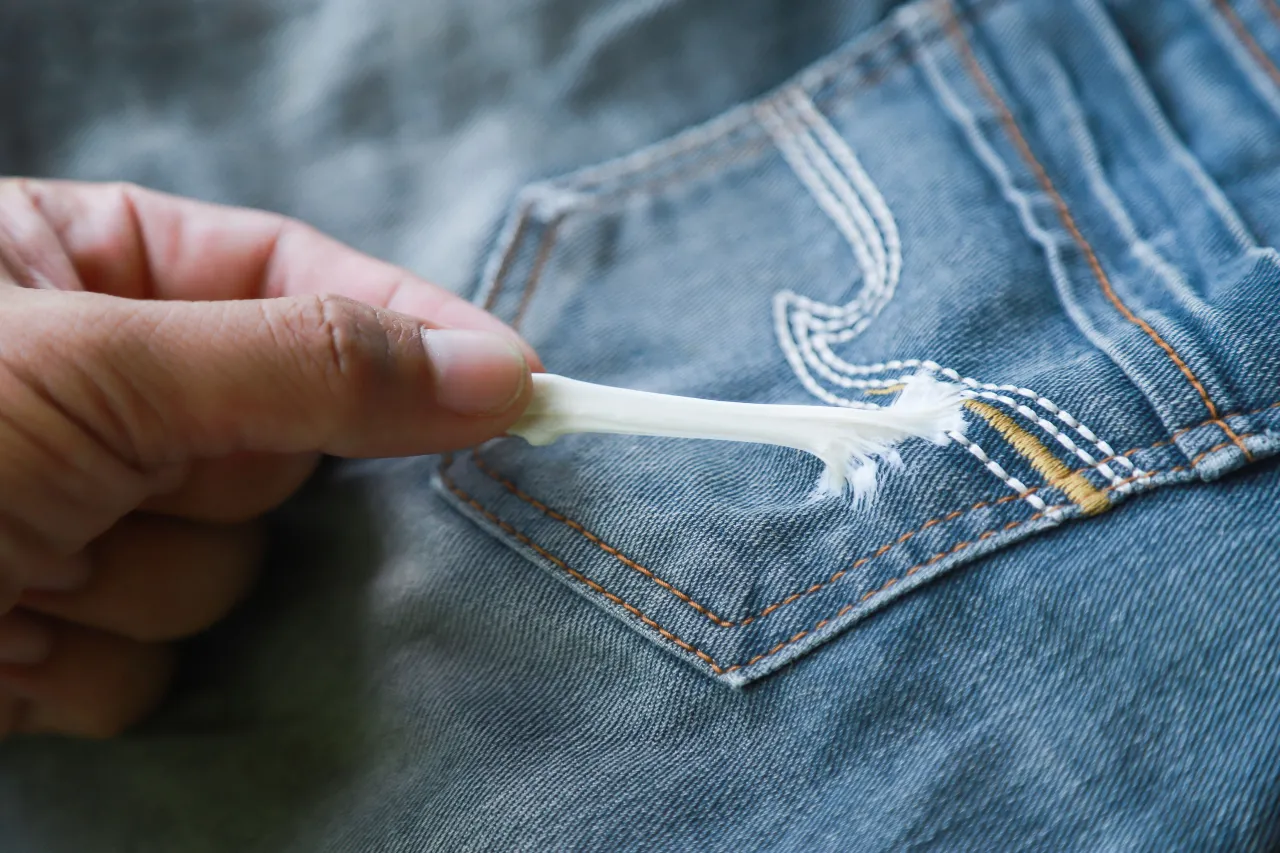 Zdjęcie Jak usunąć gumę do żucia ze spodni żelazkiem bez uszkodzeń materiału
