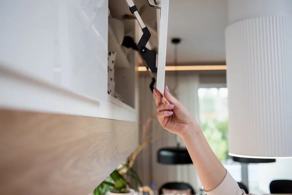 Zdjęcie Sprytne haczyki do szafek: Rozwiązania dla małych przestrzeni