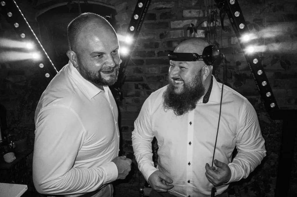 Zdjęcie Jakie pytania do DJ-a na wesele, aby uniknąć rozczarowania?