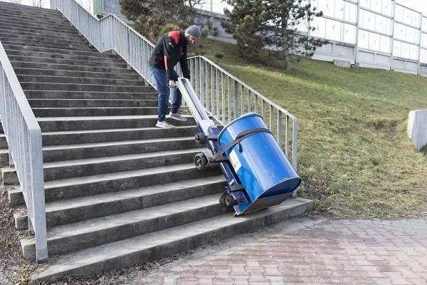Zdjęcie Bezpieczny transport kotła po schodach bez ryzyka uszkodzenia i kontuzji