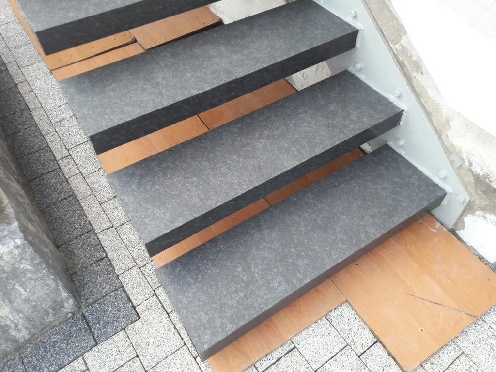 Zdjęcie Jaki kamień na schody zewnętrzne? Wybierz trwałe i bezpieczne materiały