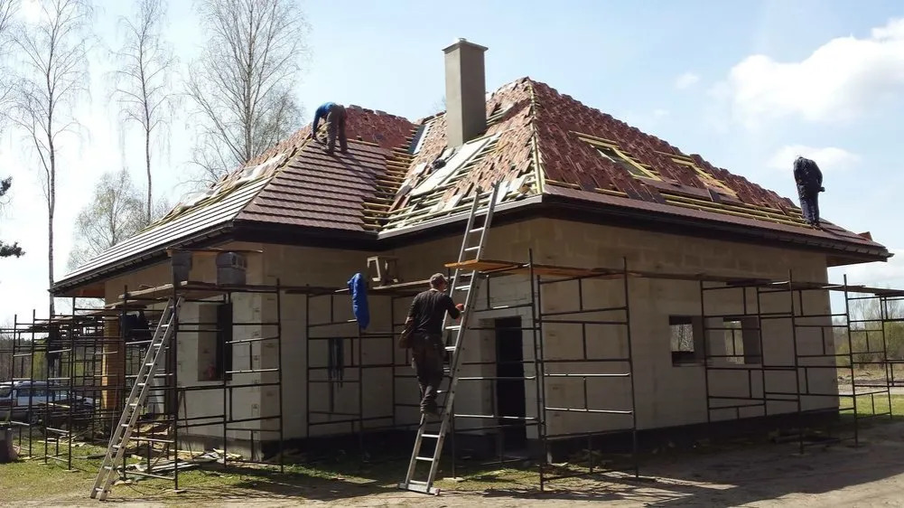 Zdjęcie Jak skutecznie ciąć dachówkę ceramiczną bez jej uszkodzenia