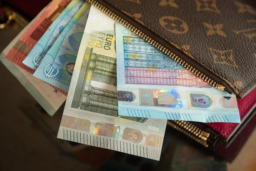 Zdjęcie Ile zarabia barman w Grecji? Zaskakujące fakty o wynagrodzeniach