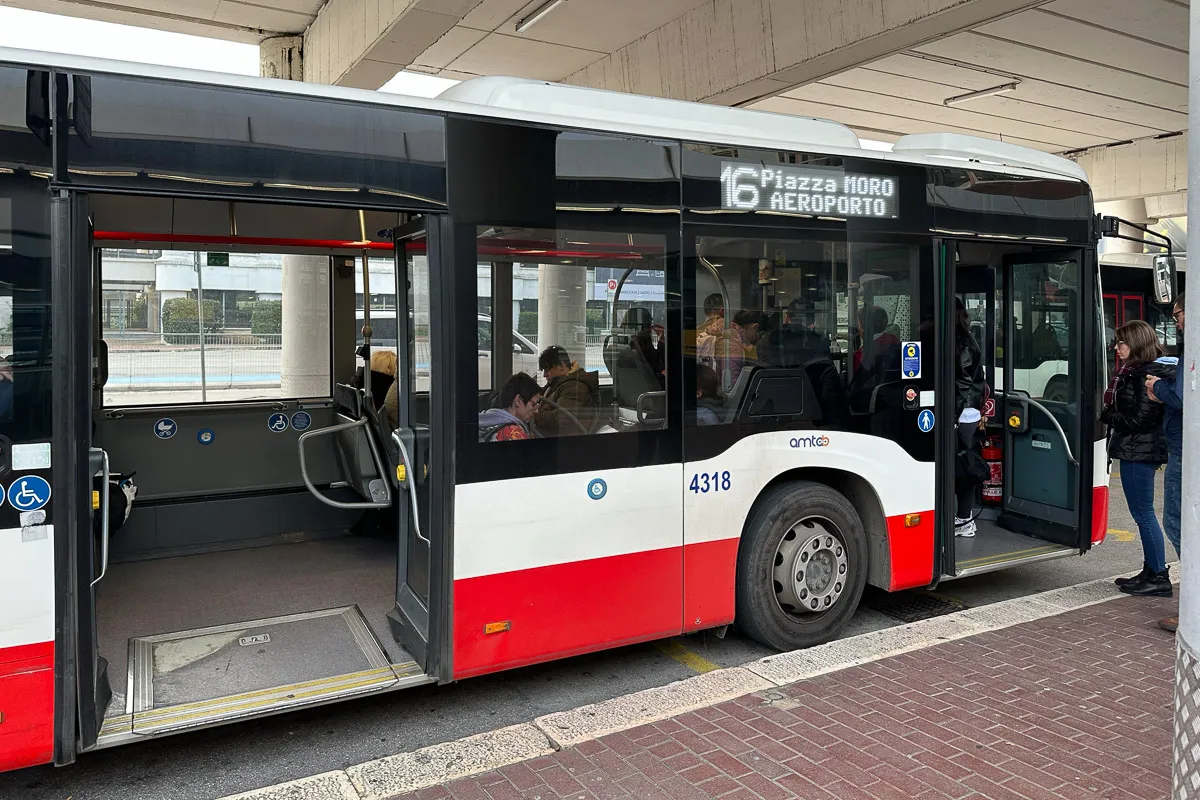 Zdjęcie Jak dojechać z lotniska do Bari - tanie i szybkie opcje transportu