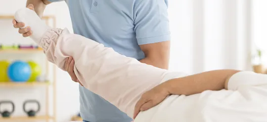 Zdjęcie Gdzie rehabilitacja po endoprotezie stawu biodrowego? Sprawdź opcje.