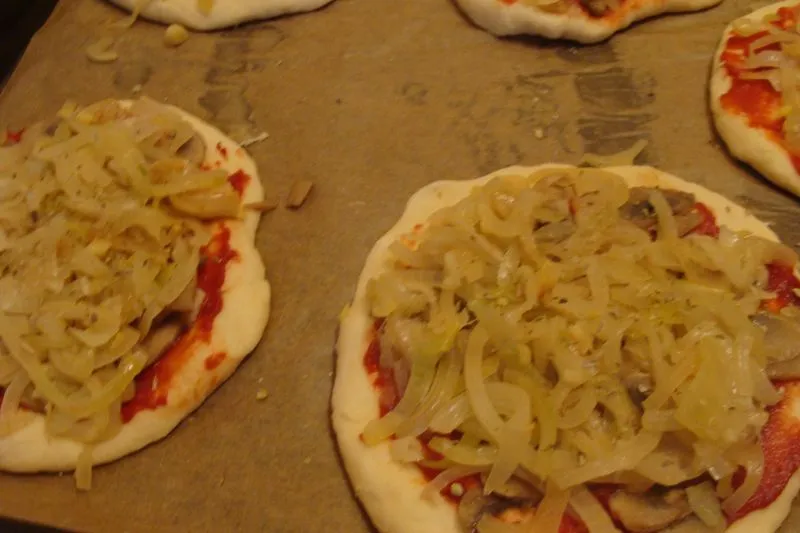 Zdjęcie Smakowity cebularz z pieczarkami: prosty i sycący przepis