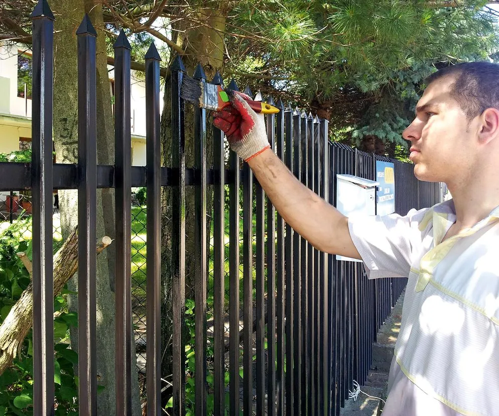 Zdjęcie Najlepsza farba do ogrodzenia metalowego - uniknij korozji i zniszczeń