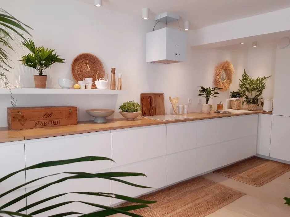 Zdjęcie Kuchnia bez szafek: inspiracje i praktyczne pomysły na pustą ścianę