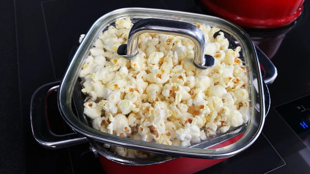 Zdjęcie Domowy popcorn z garnka w mikrofalówce. Prosty przepis bez spalenia