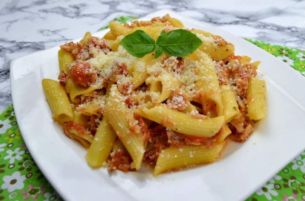 Zdjęcie Szybki przepis na penne z tuńczykiem i pomidorami, który zachwyca