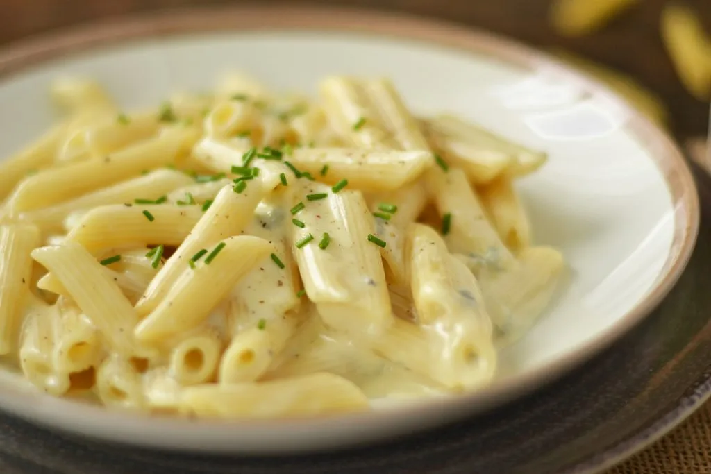 Zdjęcie Penne quattro formaggi – idealny przepis na kremowy makaron serowy